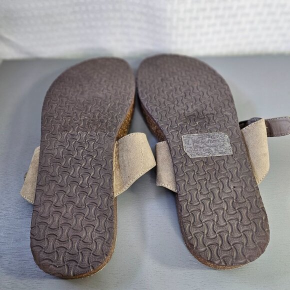 Torrid Womens adjustable Buckle Suede Sandals Size 11.5 Tan Slip-On Like New - Picture 7 of 9